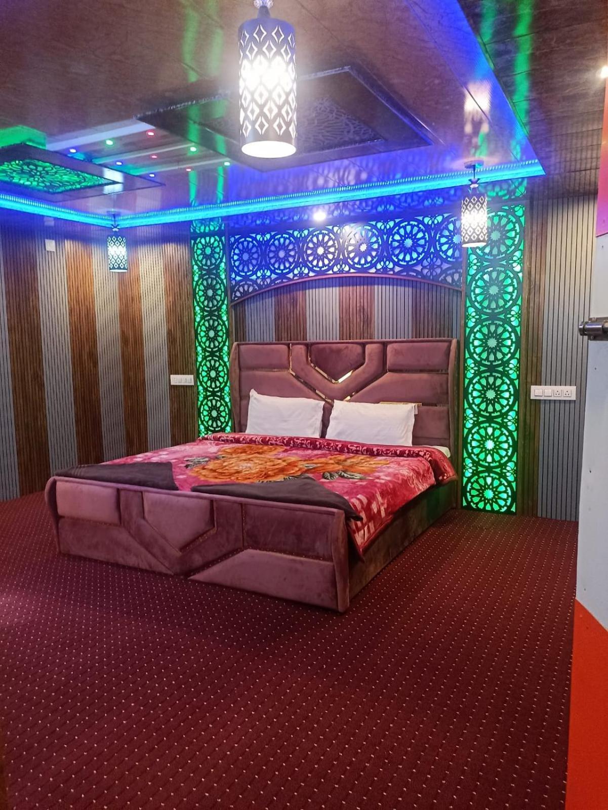 Backyard Stays With Dal Lake View Srīnagar Exterior foto